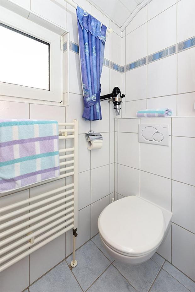 Ferienwohnungen Im Haus Nordseebrise Neuharlingersiel Exterior foto
